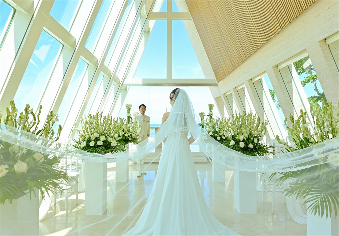 Conrad Bali Wedding Infinity Chapel (35)_R コンラッド・バリ挙式 インフィニティ・チャペル内 ロングベール撮影