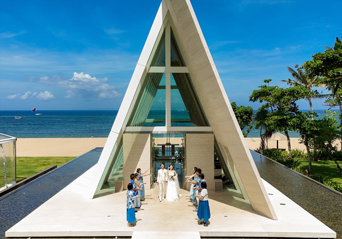 default コンラッド・バリ結婚式 インフィニティ・チャペル外 フラワーシャワー