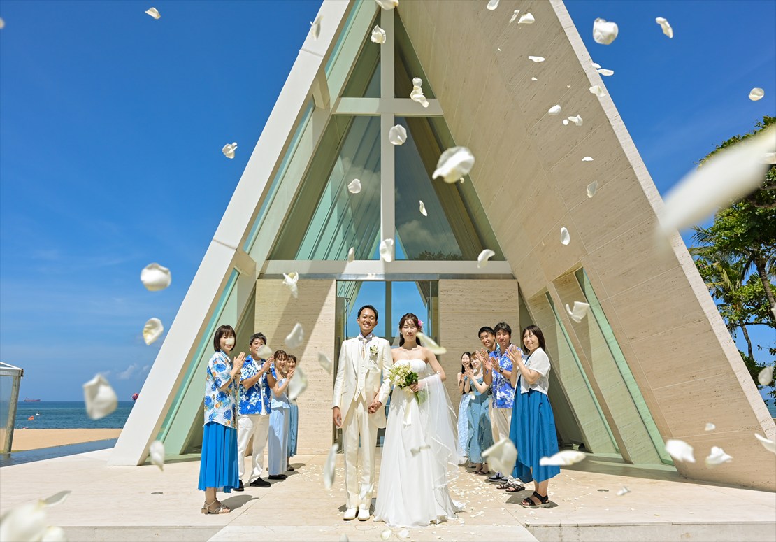 Conrad Bali Wedding Infinity Chapel (37)_R バリ島挙式 生花フラワーシャワー 挙式後撮影