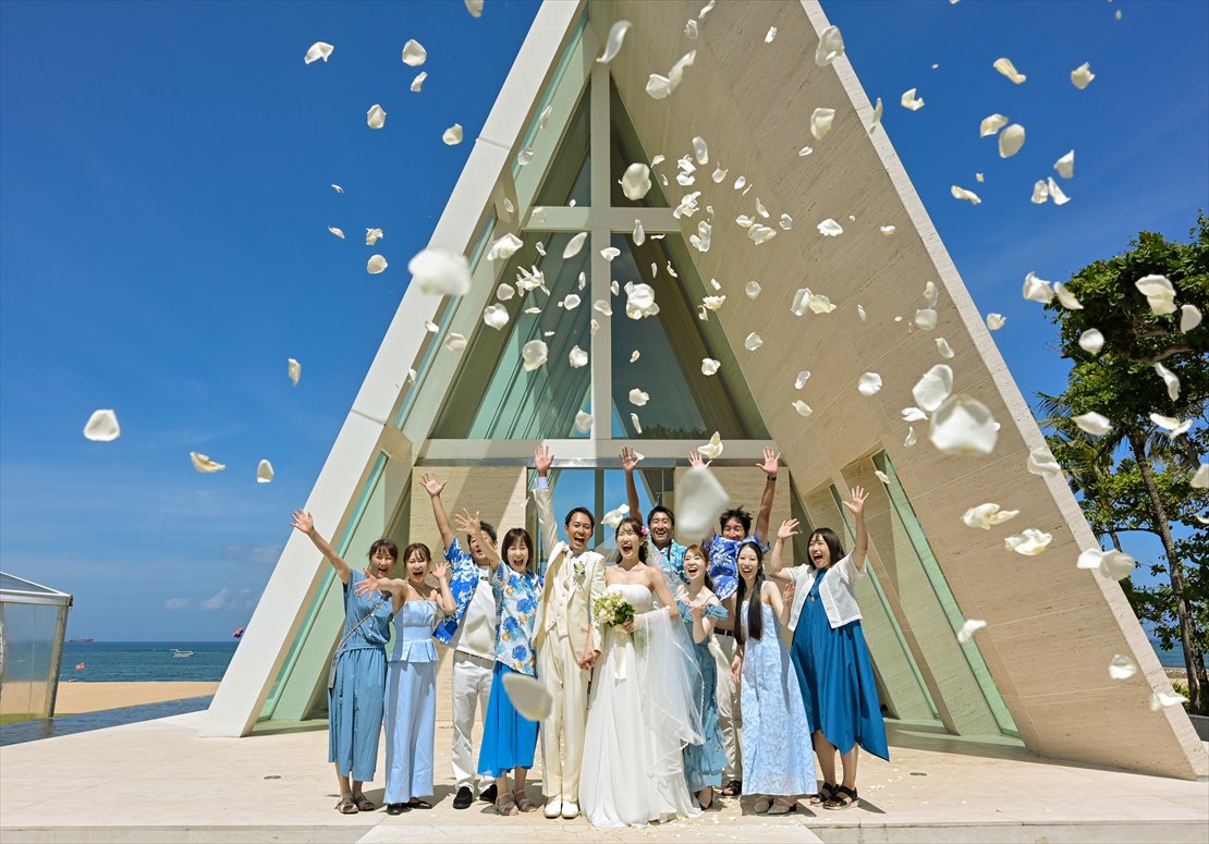 Conrad Bali Wedding Infinity Chapel (38)_R バリ島結婚式 生花フラワーシャワー 挙式後撮影