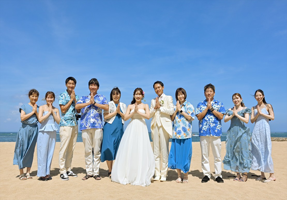 Conrad Bali Wedding Infinity Chapel (43)_R バリ島結婚式 ビーチにてご参列者と集合写真