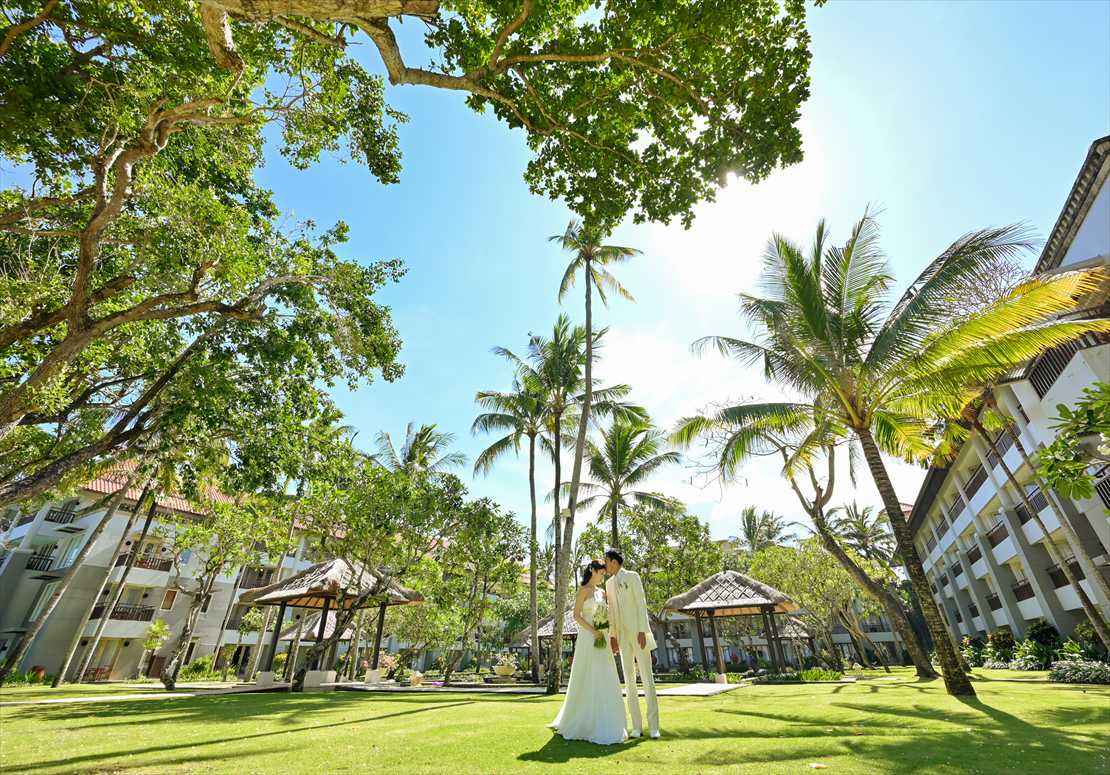Conrad Bali Wedding Infinity Chapel (46)_R コンラッド・バリ挙式 ラグーン・ブリッジにて挙式後撮影