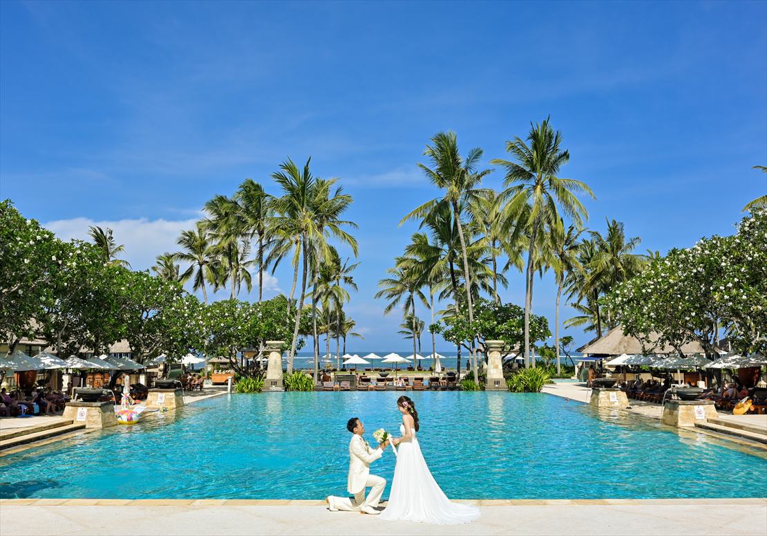 Conrad Bali Wedding Infinity Chapel (48)_R バリ島結婚式 メインプールにて挙式後撮影