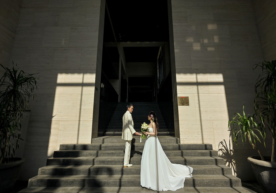 Conrad Bali Wedding Infinity Chapel (49)_R バリ島ウェディング ロビー下階段にて挙式後撮影