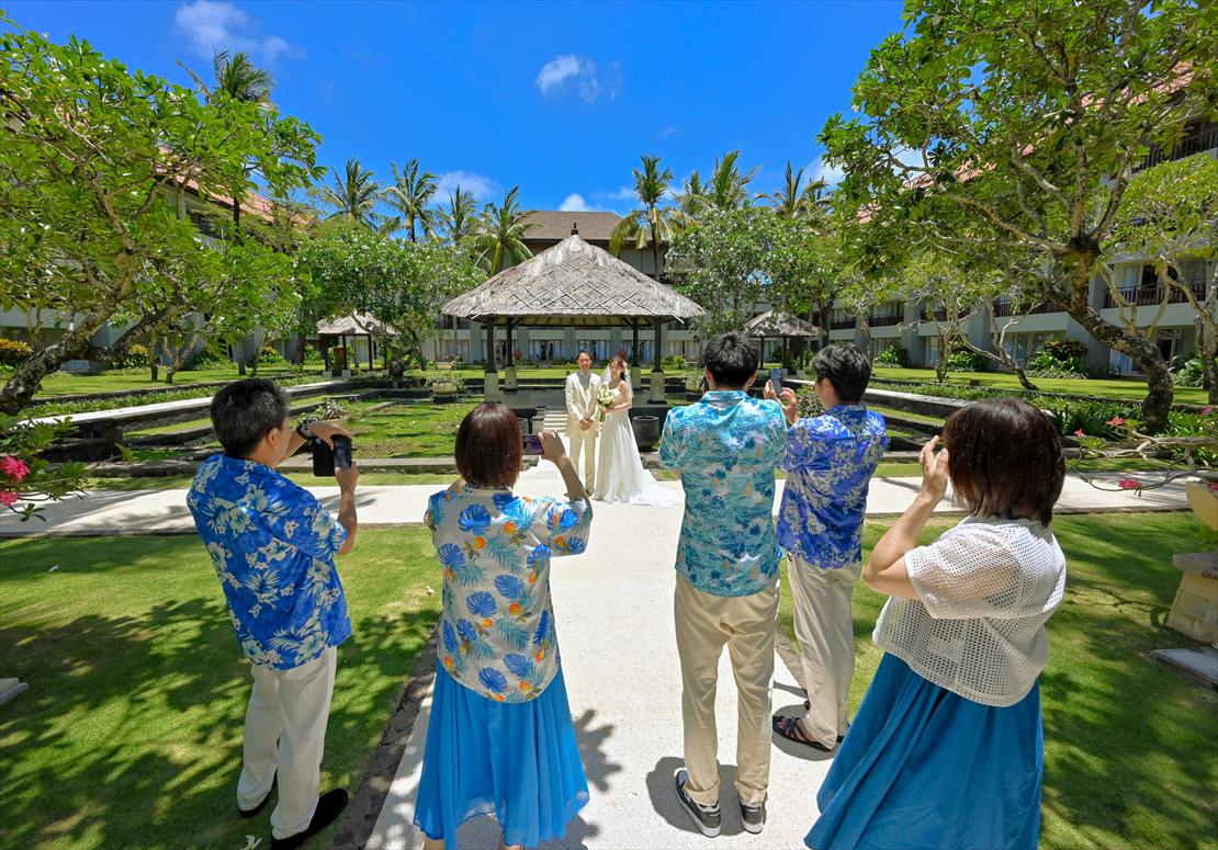 バリ島結婚式　ご参列者によるファーストミート撮影