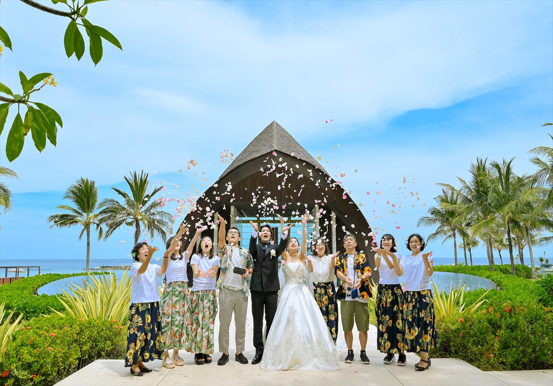 バリ島ウェディング　ご参列者によるフラワーシャワー挙式後撮影