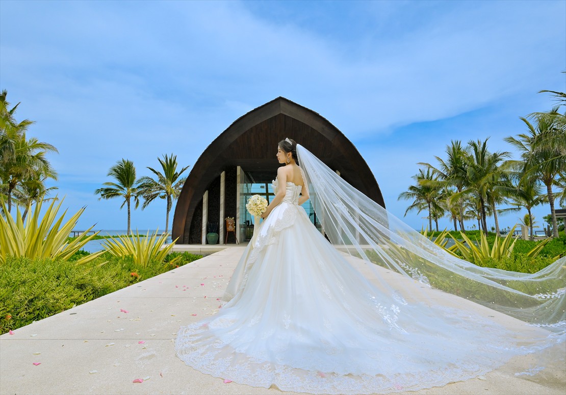 バリ島挙式　チャペル前ロングベール撮影