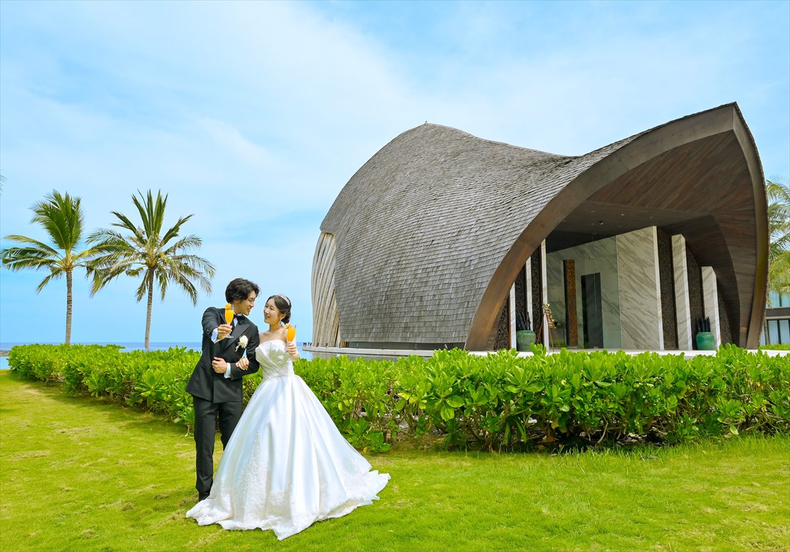 バリ ウェディング　新郎新婦様 挙式後乾杯シーン