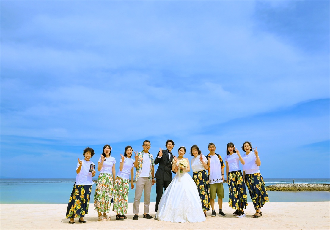 バリ挙式　チャペル前ビーチにて集合写真