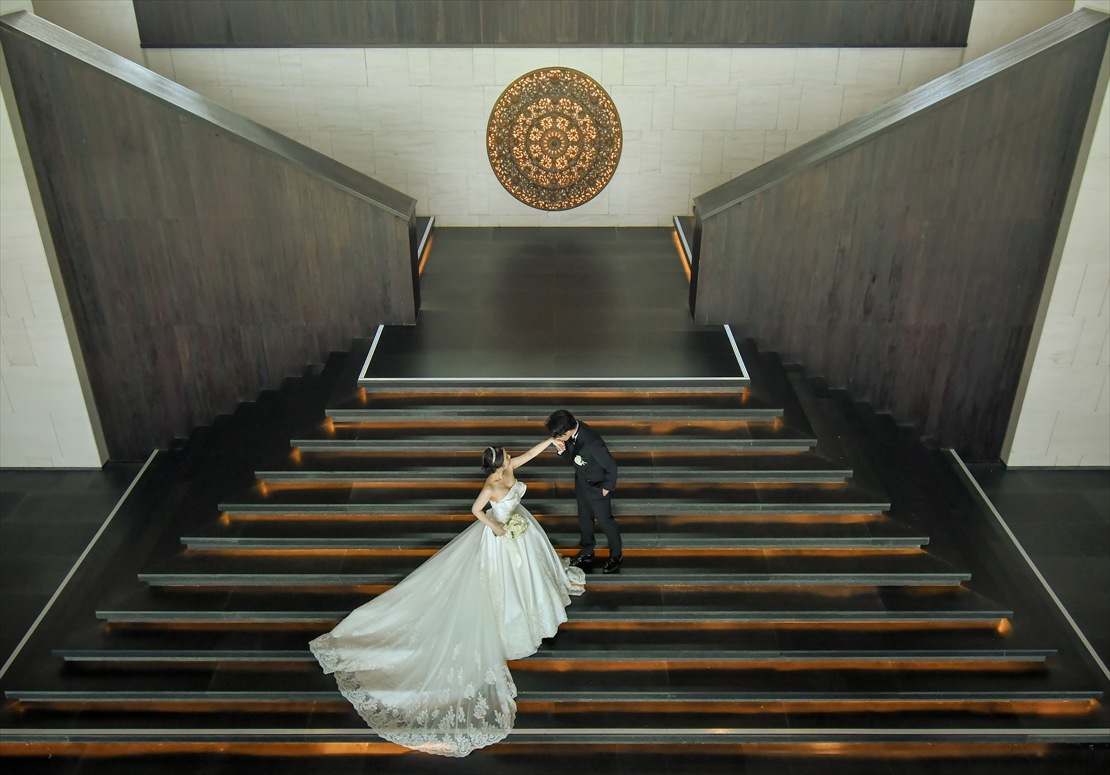 バリ島ウェディング　ロビー下回廊にて挙式後撮影