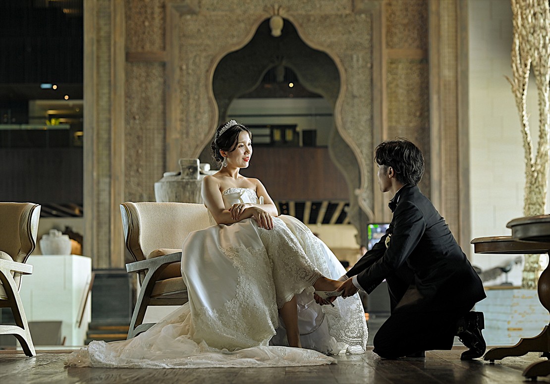 バリ島ウェディング　幻想的なロビーにて挙式後撮影