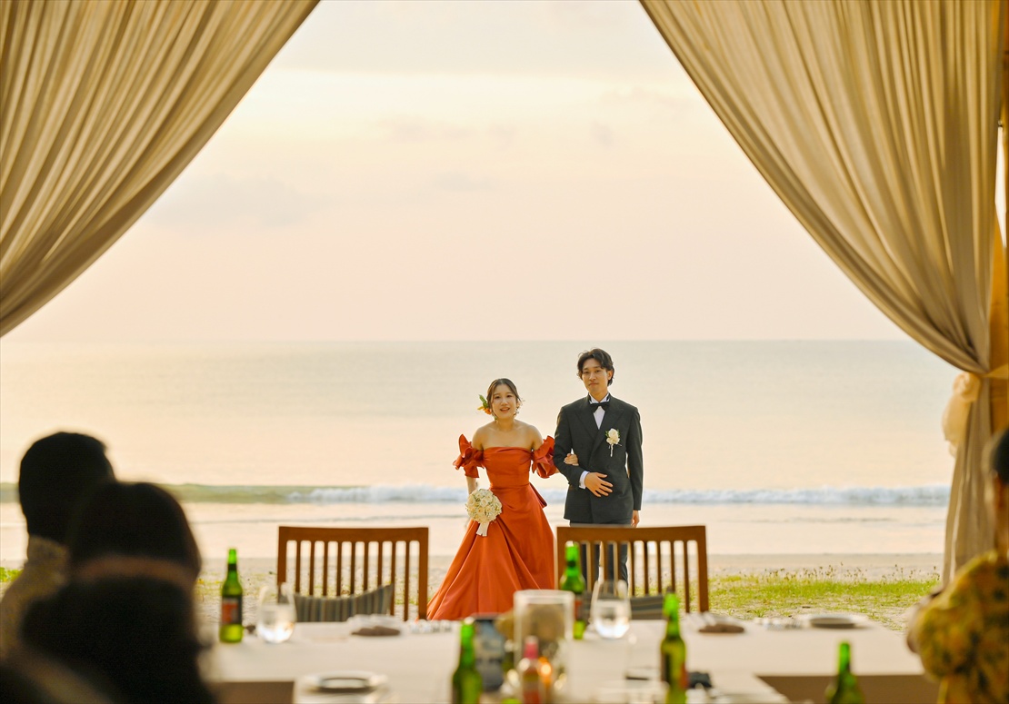 バリ挙式　ビーチよりパーティー会場入場シーン