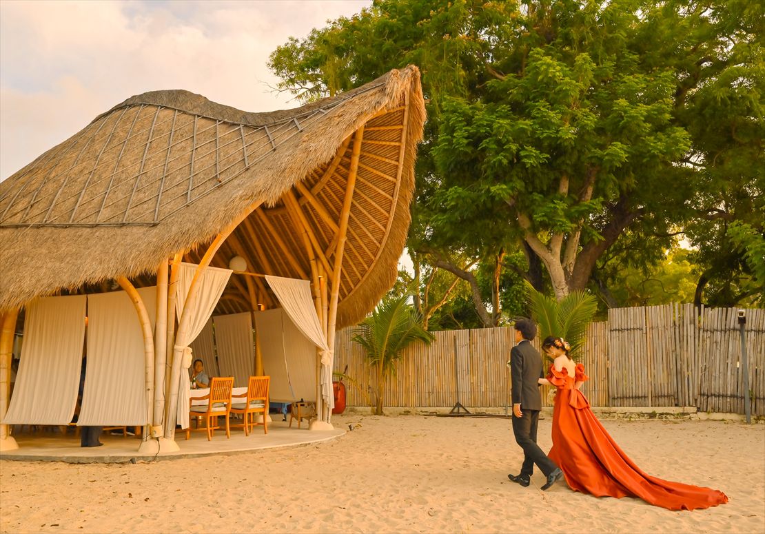 バリ結婚式　ビーチよりパーティー会場入場シーン