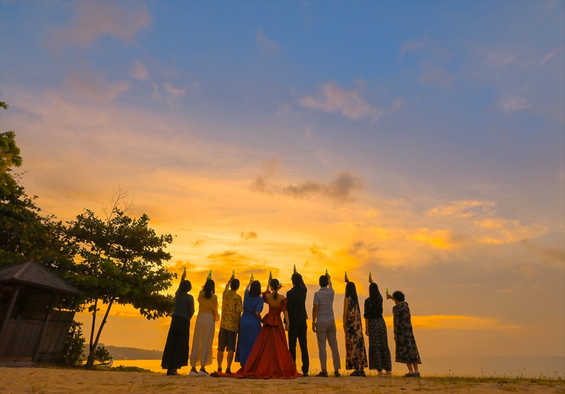バリ島ウェディング　サンセット ビーチにて乾杯