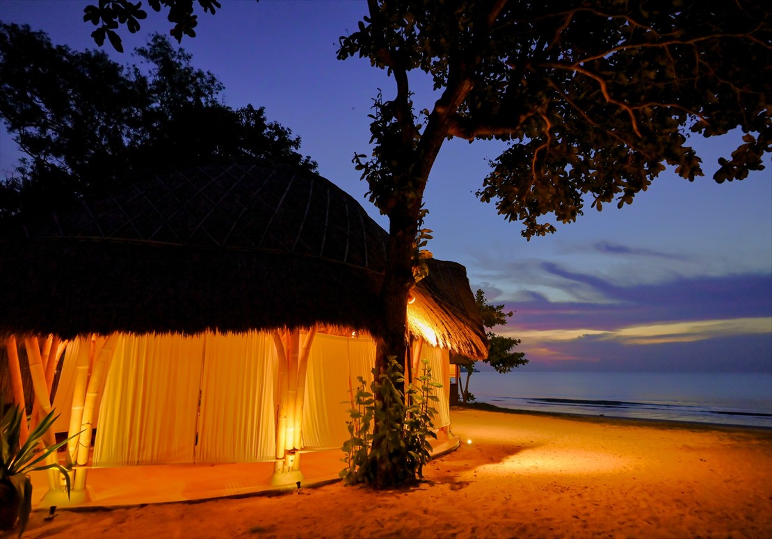 バリ ウェディング　暮際際のビーチを望むバンブー・パビリオン