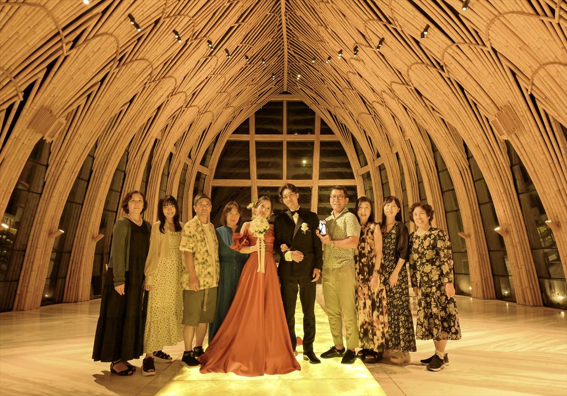 ケンピンスキ・バリ 結婚式 オーシャンフロント・チャペル内 ライトアップ ご参列者集合写真