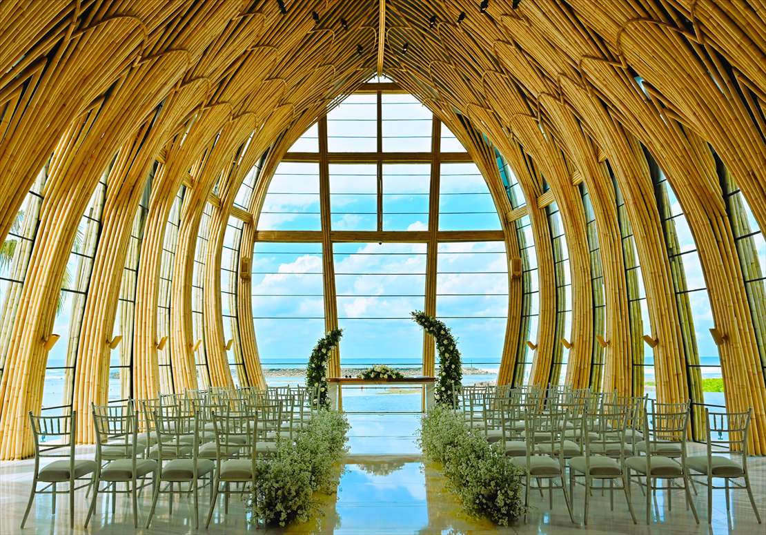 Apurva Kempinski Bali Wedding Oceanfront Chapel (4)_R バリ挙式プラン:挙式会場内生花装飾