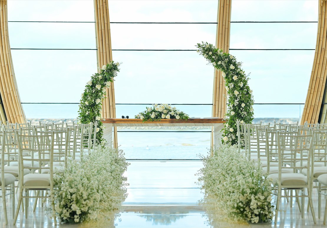 Apurva Kempinski Bali Wedding Oceanfront Chapel (5)_R バリ挙式プラン:アーチ&アイルサイド生花装飾