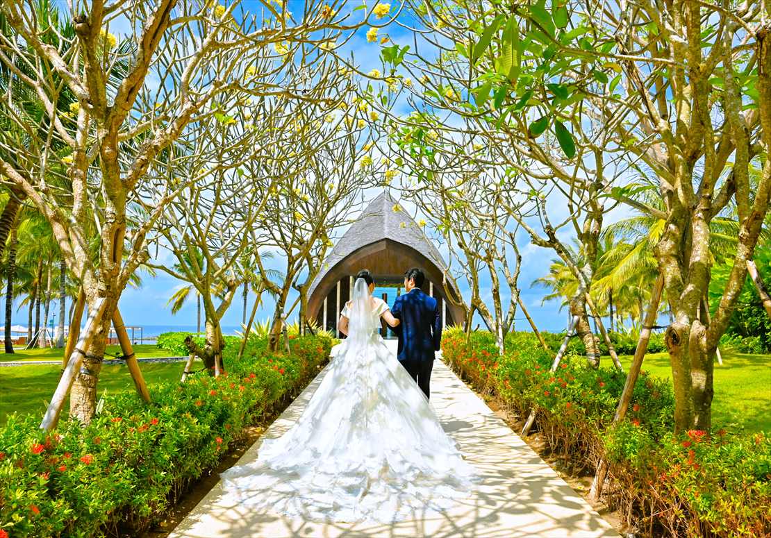 Apurva Kempinski Bali Wedding Oceanfront Chapel (7)_R バリ島ウェディング アーチ状の樹々から木漏れ日が降り注ぐ