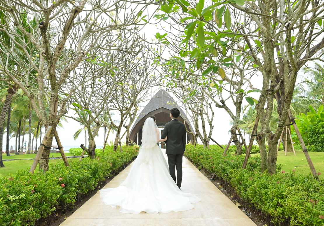 Apurva Kempinski Bali Wedding Oceanfront Chapel (9)_R バリ島ウェディング オーシャンフロント・チャペル入場シーン