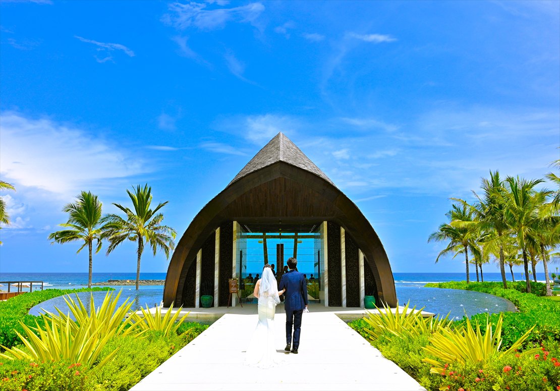 Apurva Oceanfront Chapel Kempinski Bali Wedding (10)_R バリ島ウェディング 水上のオーシャンフロント・チャペルへ入場