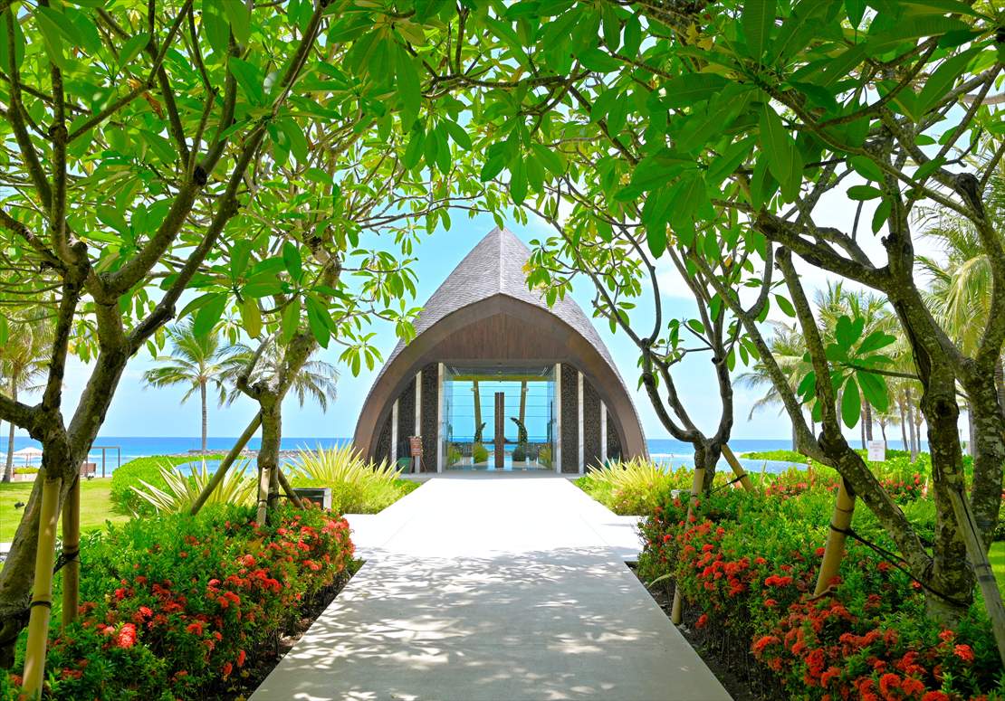 Apurva Oceanfront Chapel Kempinski Bali Wedding (3)_R バリ結婚式 木漏れ日が降り注ぐガーデンロード