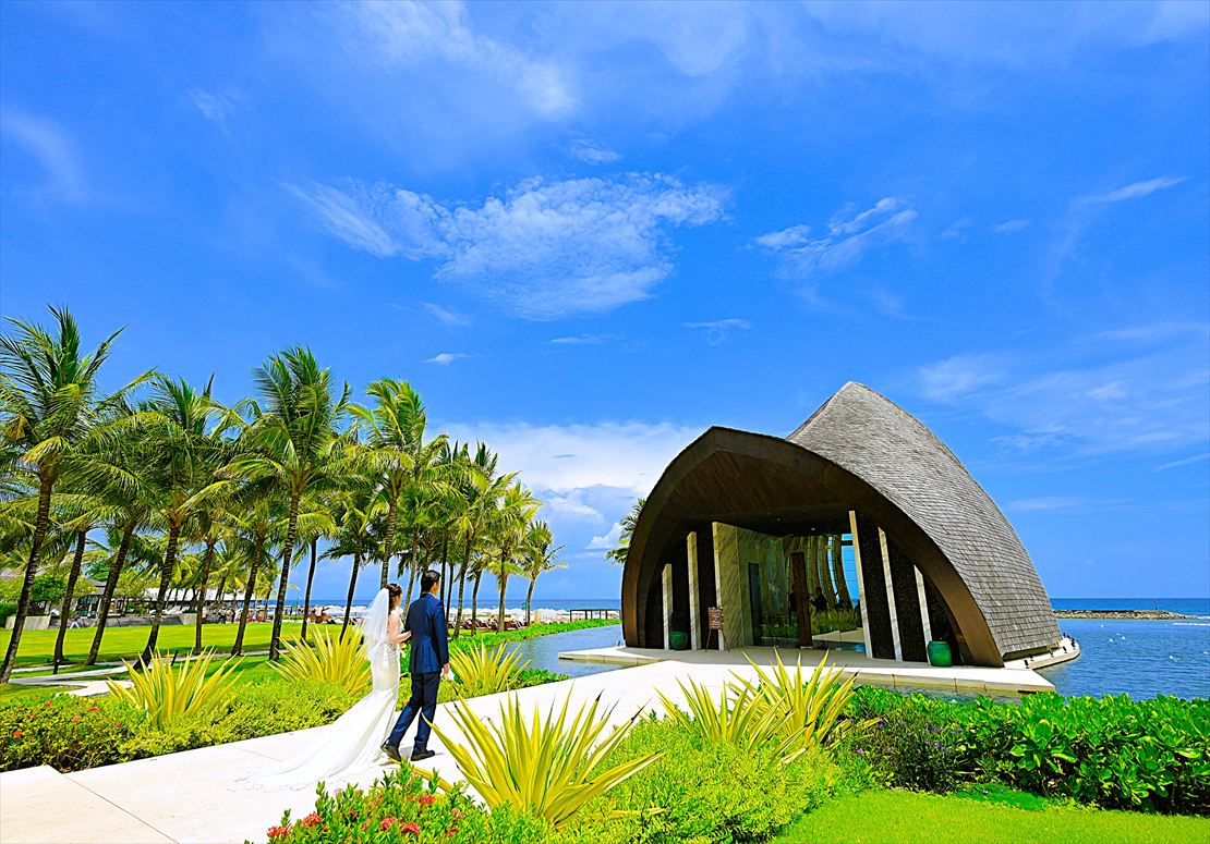 Apurva Oceanfront Chapel Kempinski Bali Wedding (9)_R バリ ウェディング 白亜のチャペルロードを入場