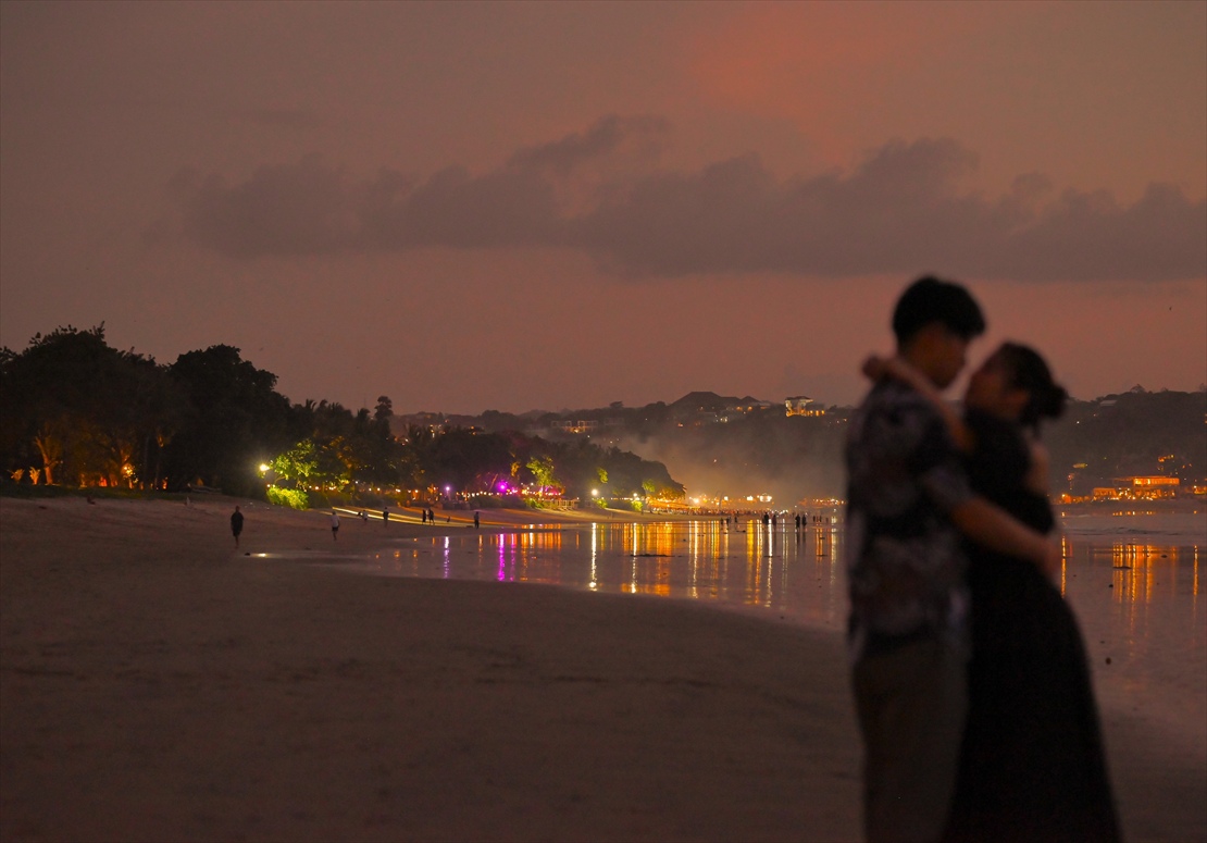 バリ ウェディング ライトアップされたリゾートを望む