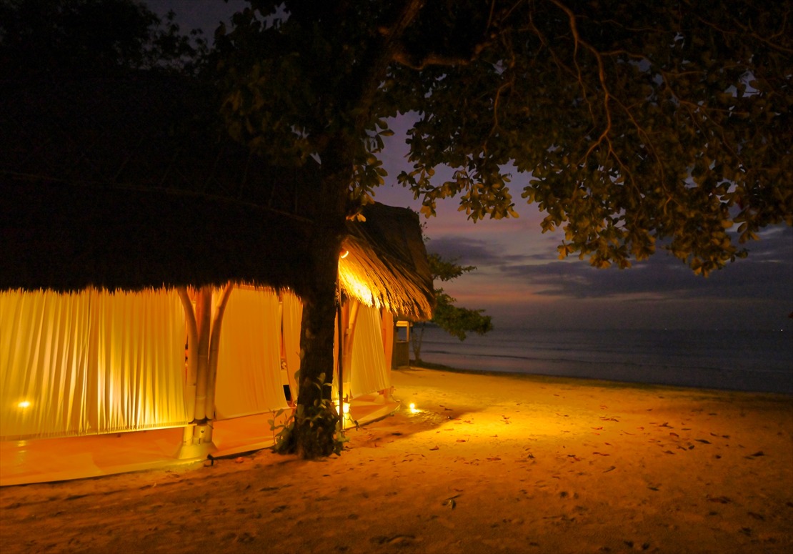 バリ挙式　ライトアップされたバンブー・パビリオン