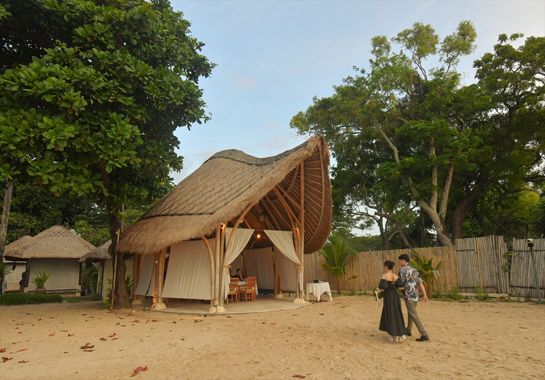 バリ島ウェディング　ビーチよりパーティー会場へ入場