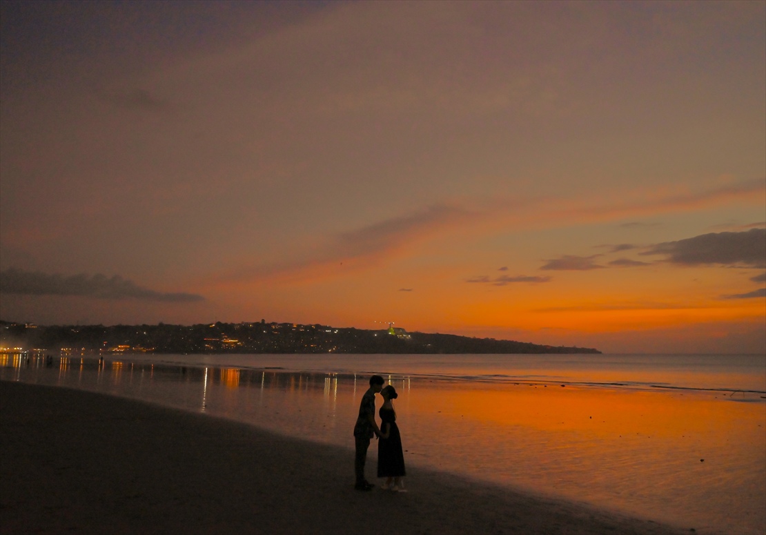 バリ結婚式　ビーチよりジンバランの小高い丘を望む