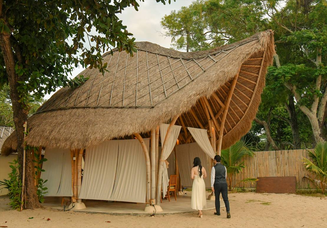 Bali Sunset Wedding Belmond Jimbaran (6)_R バリ ウェディング ビーチよりバンブー・パビリオンへ入場