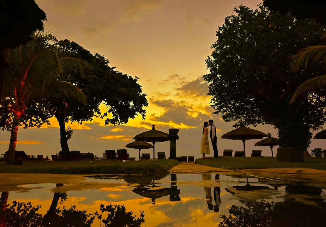 Bali Sunset Wedding Belmond Jimbaran (7)_R バリ結婚式 ガーデンにてマジックアワー鏡面撮影