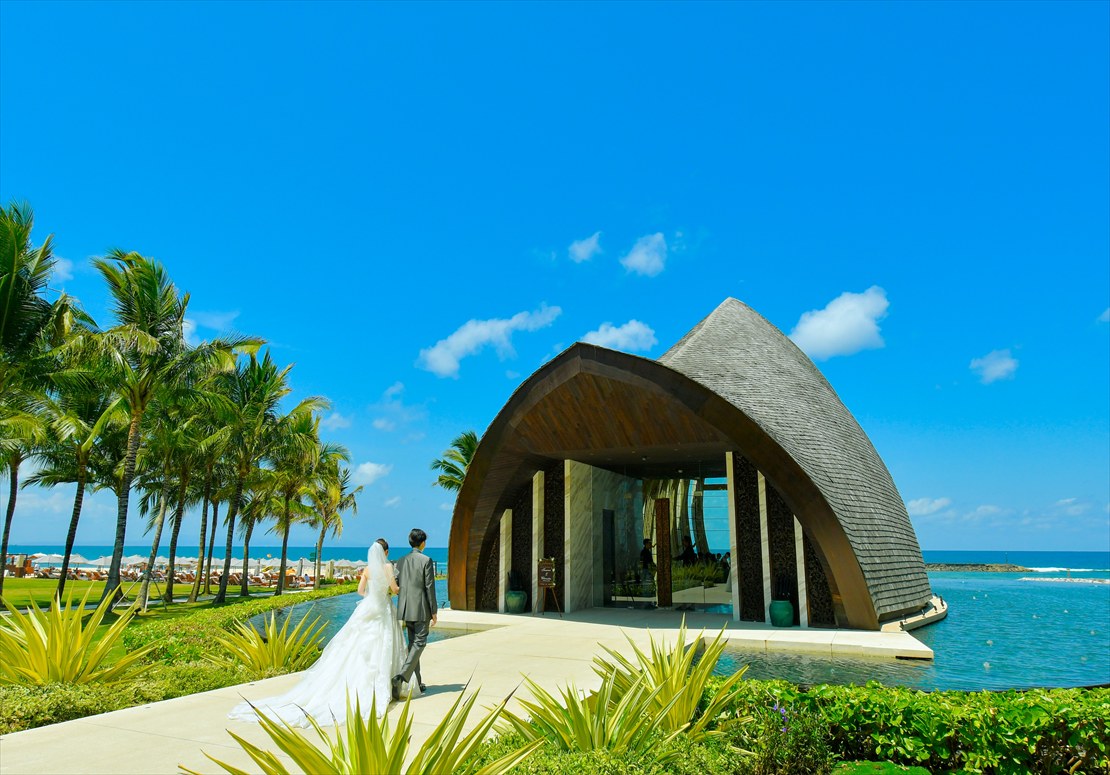 バリ挙式　椰子の木が立ち並ぶオーシャンフロント・チャペル