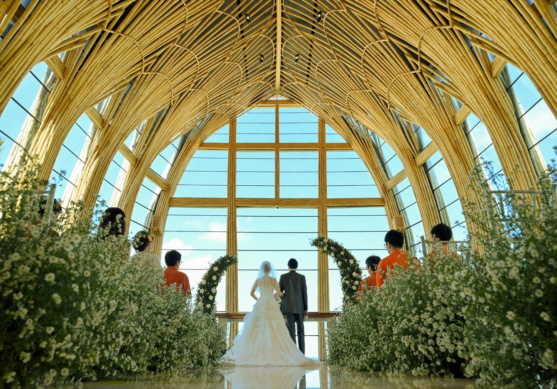 バリ島ウェディング　生花アイルサイド越しの挙式シーン