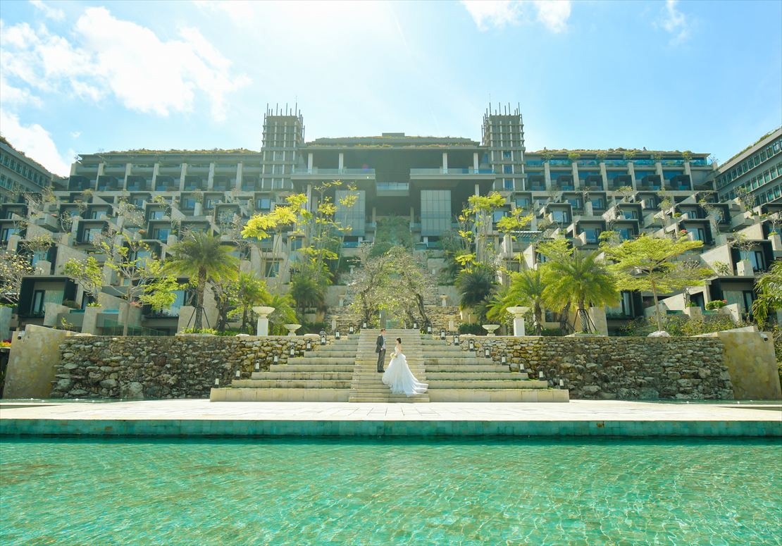 バリ ウェディング　クリフスイート棟大階段 挙式後撮影