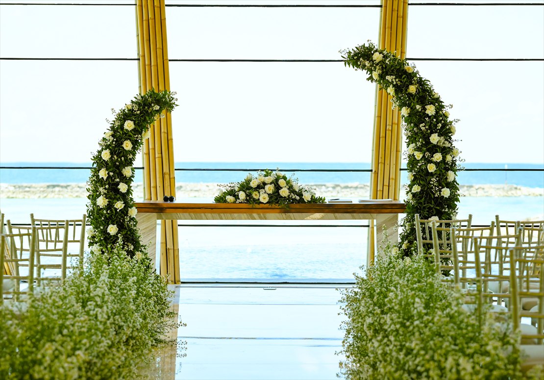 ケンピンスキ・バリ挙式：ウェディング・アーチ生花装飾