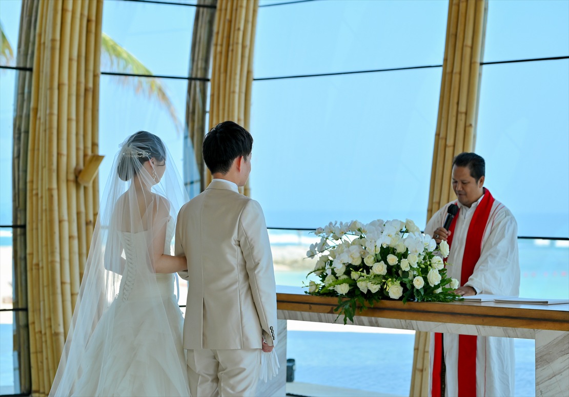 Bali Wedding Apurva Kempinski Oceanfront Chapel (10)_R バリ結婚式 目の前にビーチが広がる挙式シーン