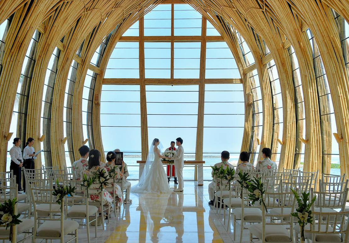Bali Wedding Apurva Kempinski Oceanfront Chapel (11)_R バリ島随一の天井高を誇る挙式シーン