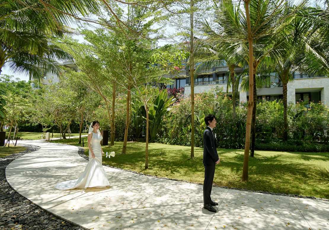 Bali Wedding Apurva Kempinski Oceanfront Chapel (11)_R バリ・ウェディング お支度部屋前ガーデンにてファーストミート