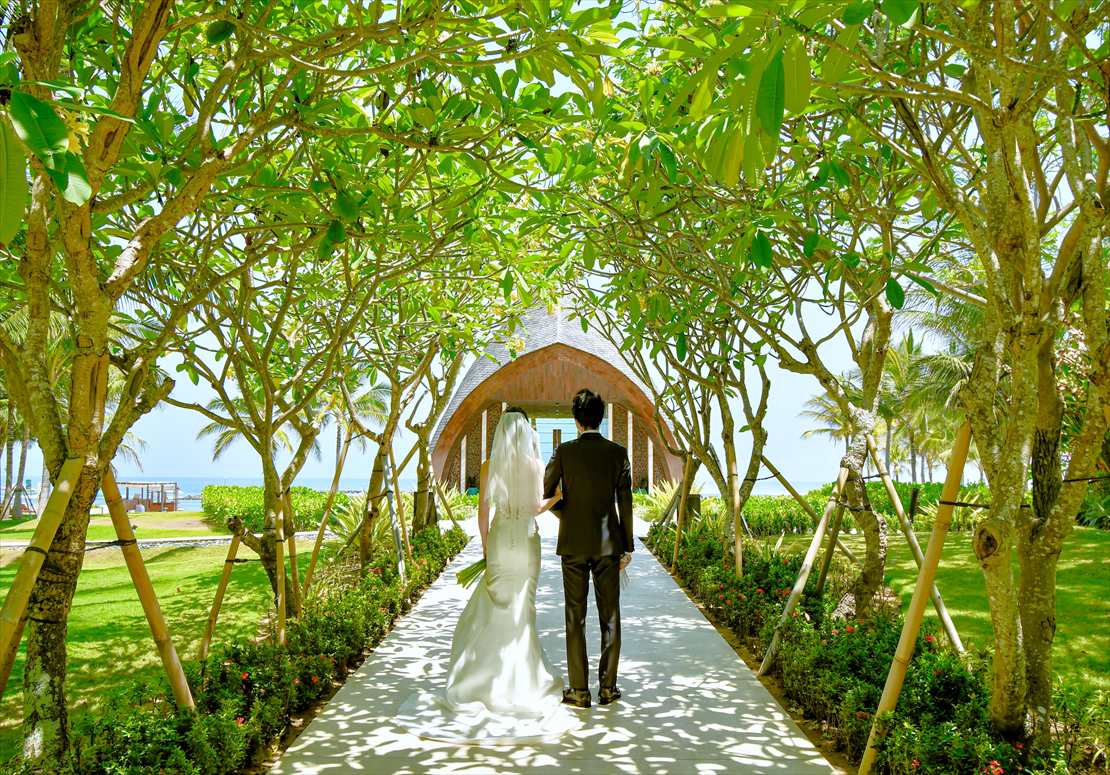 Bali Wedding Apurva Kempinski Oceanfront Chapel (13)_R バリ結婚式 木漏れ日が降り注ぐガーデンロード
