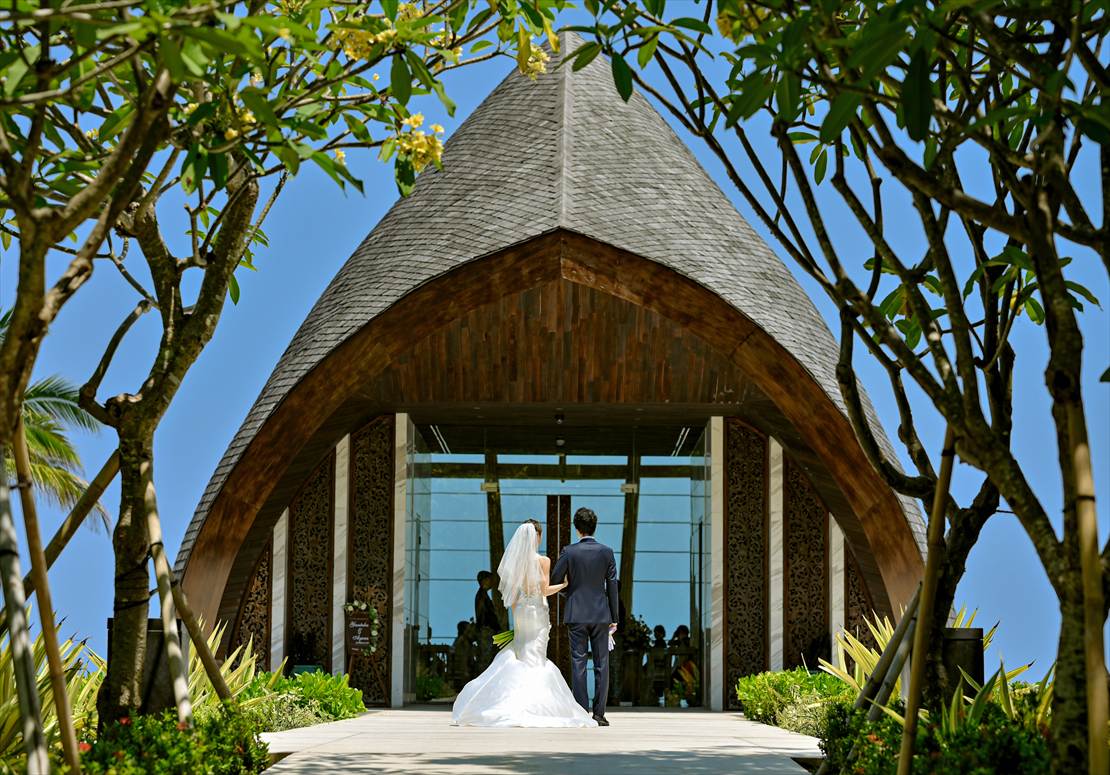 Bali Wedding Apurva Kempinski Oceanfront Chapel (14)_R バリ島挙式 白亜のチャペルロードを入場