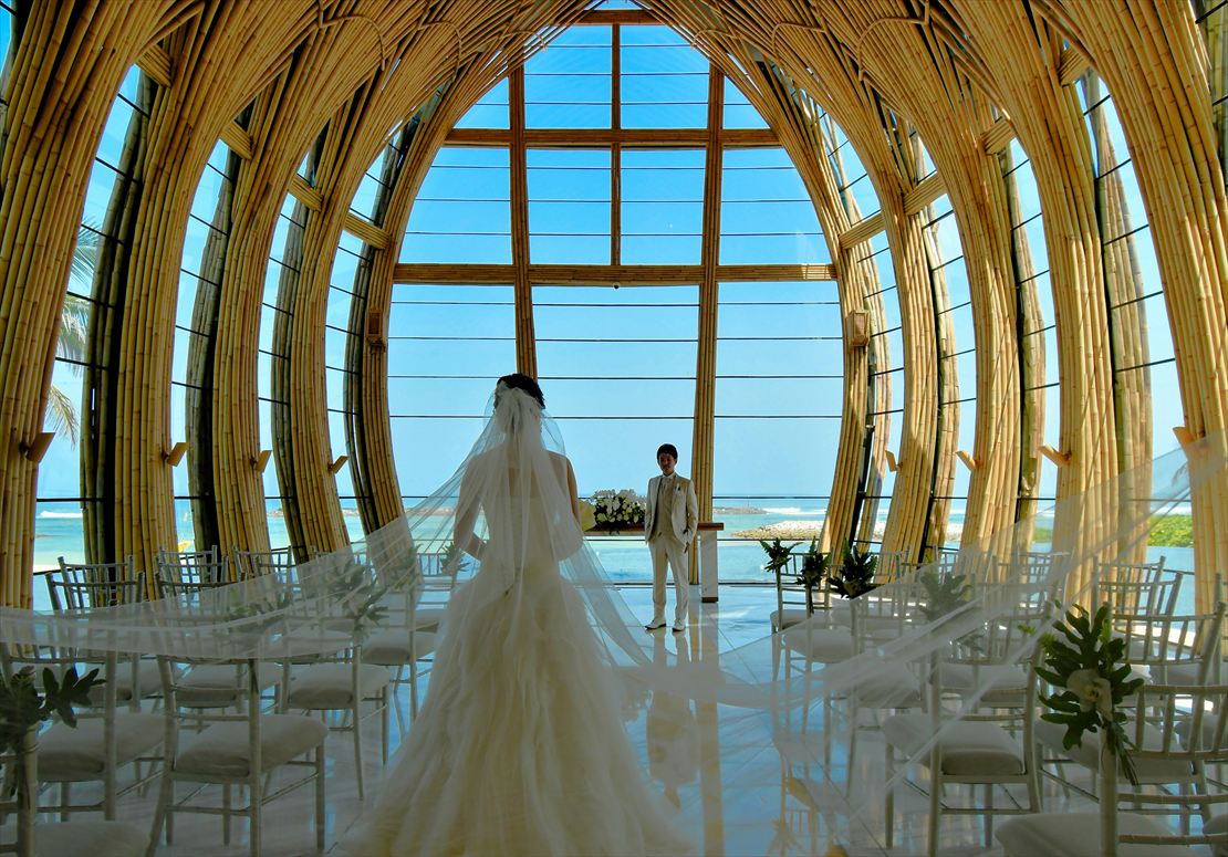 Bali Wedding Apurva Kempinski Oceanfront Chapel (15)_R バリ島結婚式 チャペル内ロングベール挙式後撮影