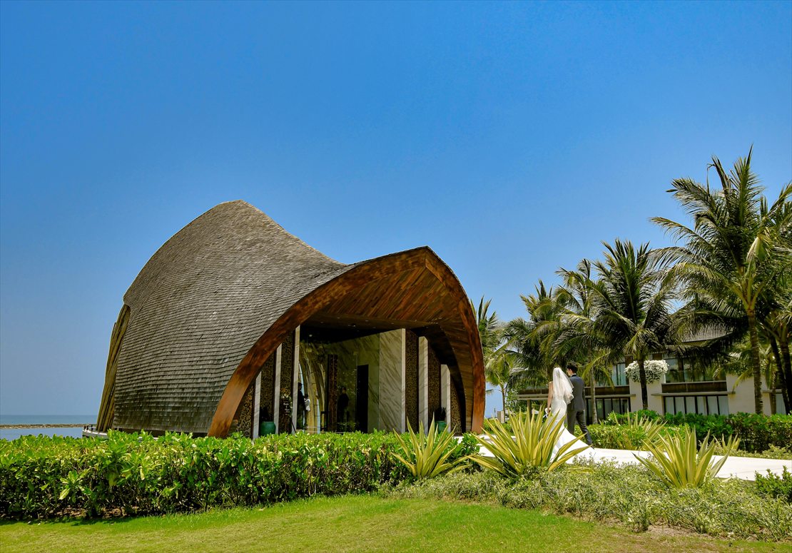 Bali Wedding Apurva Kempinski Oceanfront Chapel (15)_R バリ島結婚式 緑豊かなガーデンに囲まれたチャペル