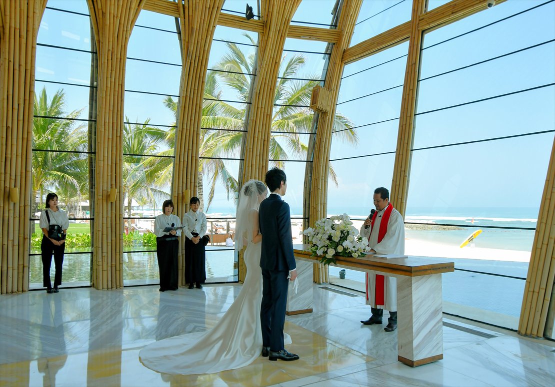 Bali Wedding Apurva Kempinski Oceanfront Chapel (18)_R バリ結婚式 目の間にビーチが広がる挙式シーン