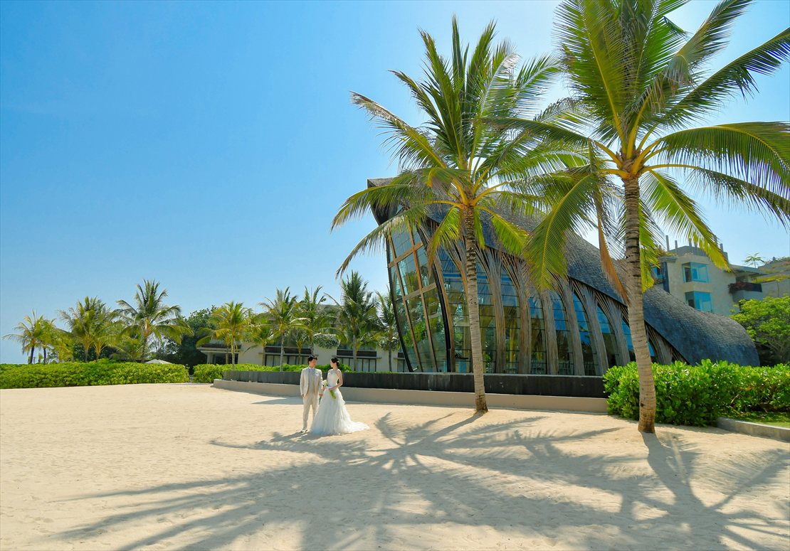 Bali Wedding Apurva Kempinski Oceanfront Chapel (19)_R バリ挙式 椰子の木が影を落とすチャペル前ビーチ