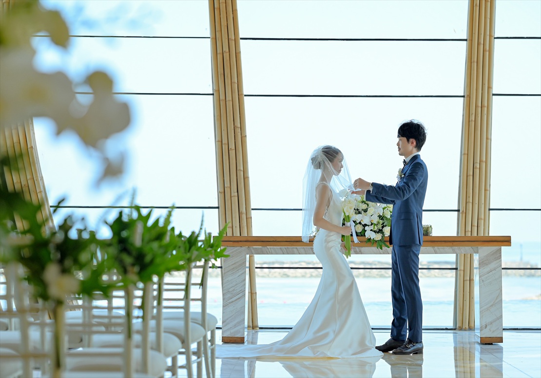 Bali Wedding Apurva Kempinski Oceanfront Chapel (20)_R バリ・チャペル挙式 ベールアップ