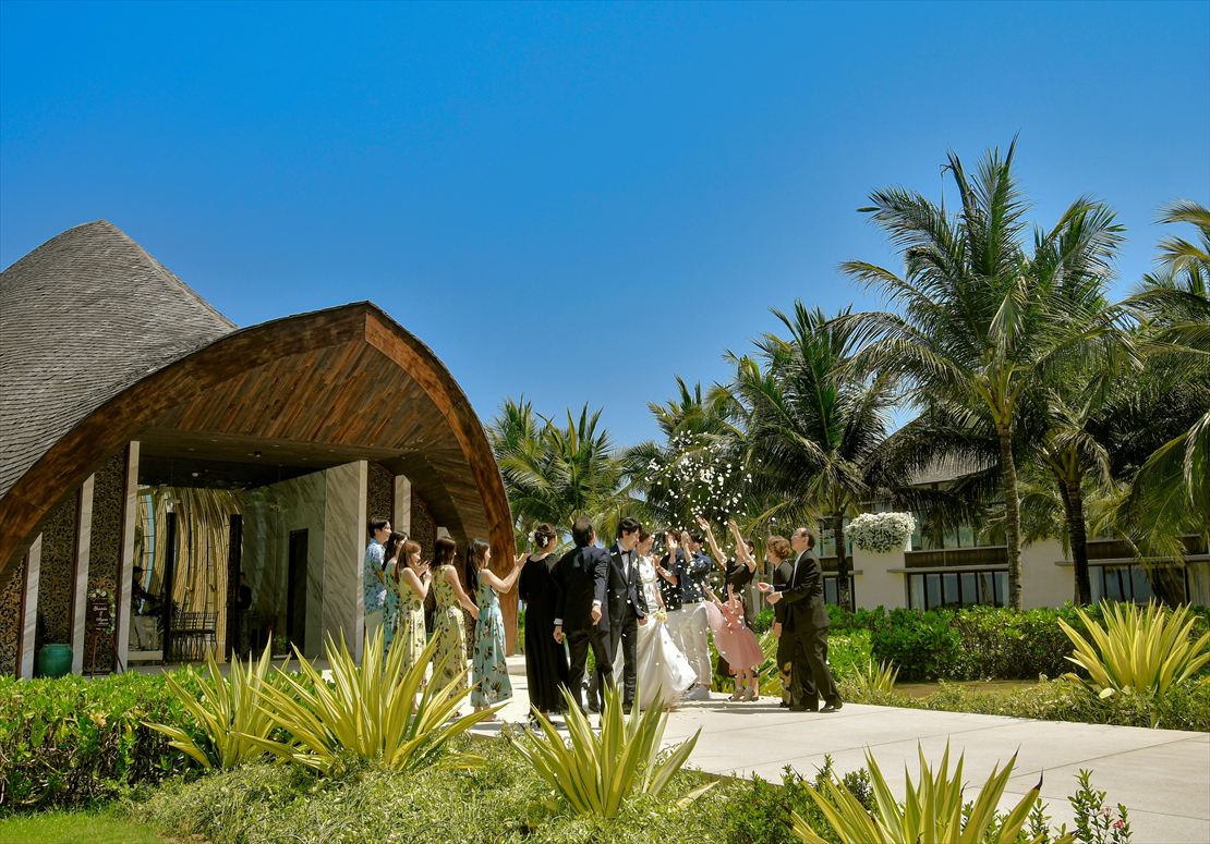 Bali Wedding Apurva Kempinski Oceanfront Chapel (22)_R ケンピンスキ・バリ挙式 チャペル外 挙式後フラワーシャワー