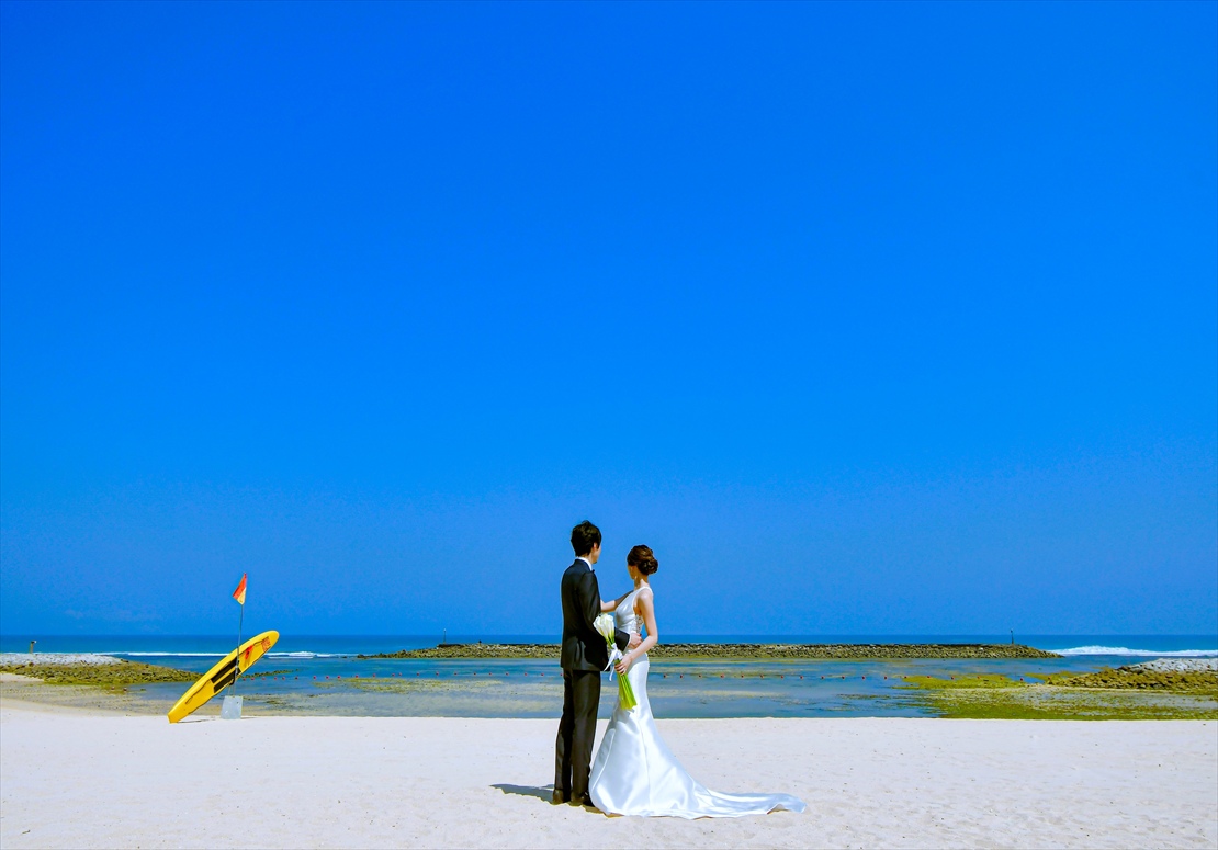 Bali Wedding Apurva Kempinski Oceanfront Chapel (23)_R バリ挙式 チャペル前ビーチにて挙式後撮影