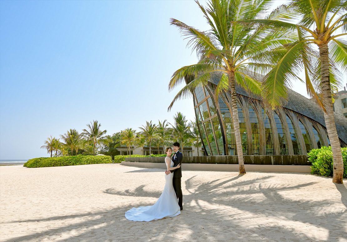 Bali Wedding Apurva Kempinski Oceanfront Chapel (25)_R バリ結婚式 椰子の木が影を落とすココナッツ・ビーチ